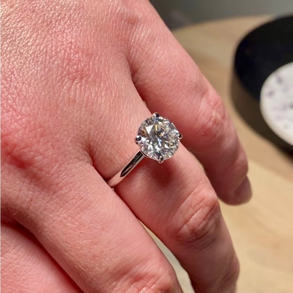 4 Carat Round Cut Moissanite Engagement Ring VVS1, Brand New - Picture 4 of 6